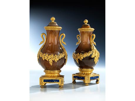 Paar neoklassizistische Cassolette-Vasen
